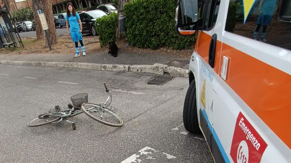 Investita Da Un’auto Mentre Attraversa Sulle Strisce Con La Bicicletta