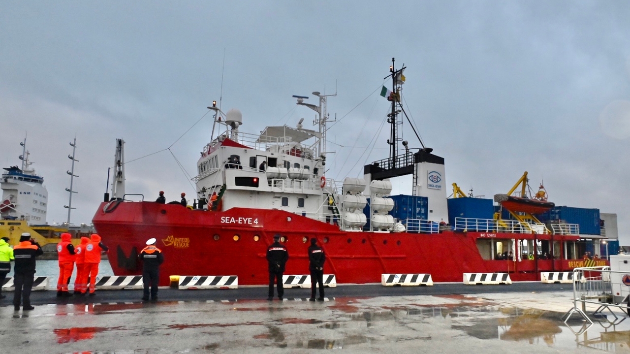 La nave Sea Eye 4 all'ormeggio a Livorno