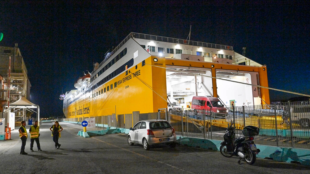 Il traghetto all'attracco a Livorno (Foto Novi)