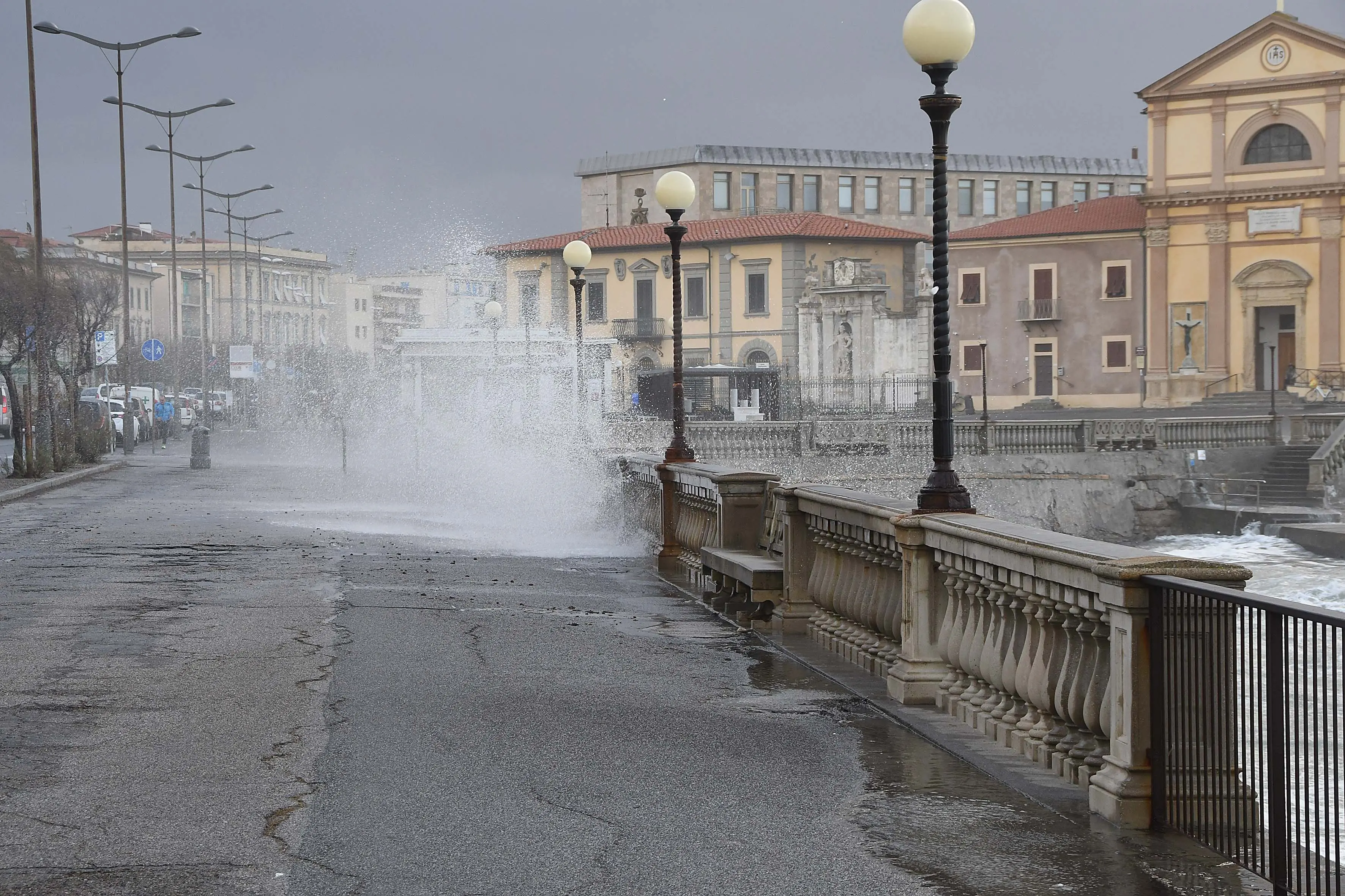 Maltempo, Vento Forte E Mareggiate. Disagi Sulla Costa Toscana / FOTO ...