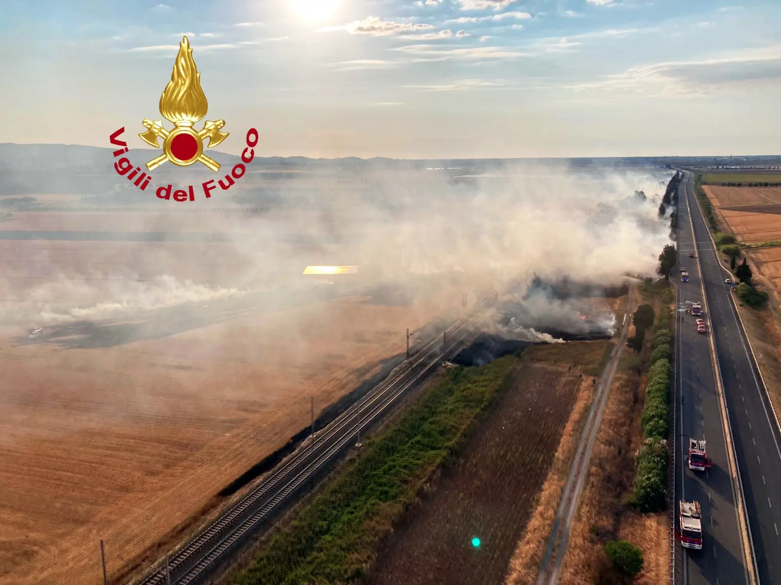 Maxi incendio a Campiglia Marittima, chiusura parziale della superstrada. Treni, i ritardi