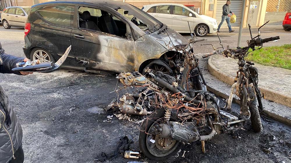 Livorno, auto e scooter a fuoco in piazza Roma