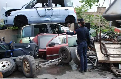 Demolizione auto, impianto sequestrato a Piombino