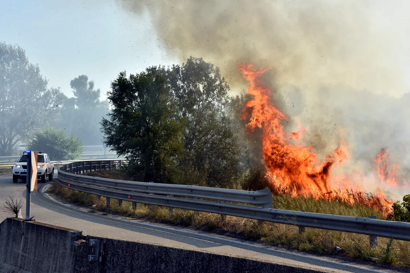 Incendio sulla Fi-Pi-Li, superstrada chiusa per il fumo / FOTO E VIDEO