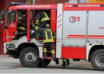 Livorno, fuoco al piano terra: dodicenne in ospedale, palazzo evacuato