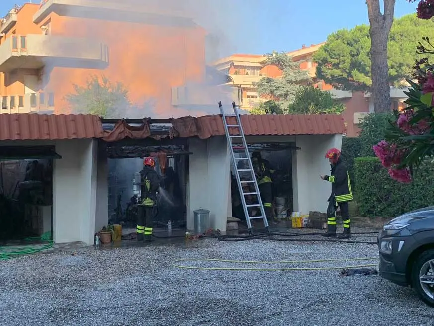 Livorno, incendio in via Puini, bruciano auto e scooter, un ustionato