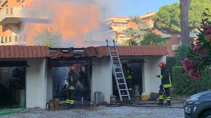 La scena dell'incendio (Foto Novi)