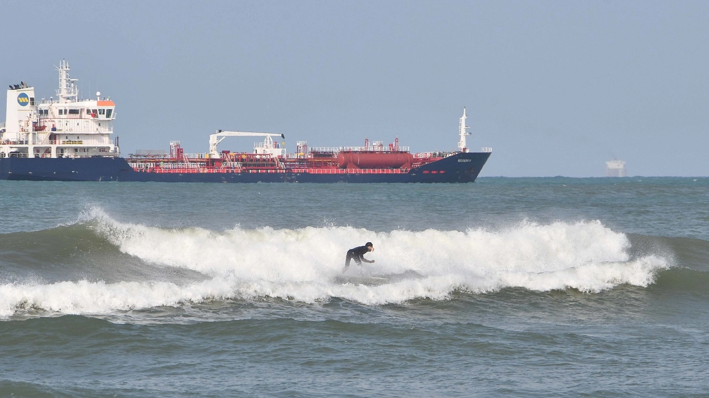 Livorno, surf in mare dopo l'allerta meteo (foto Simone Lanari)