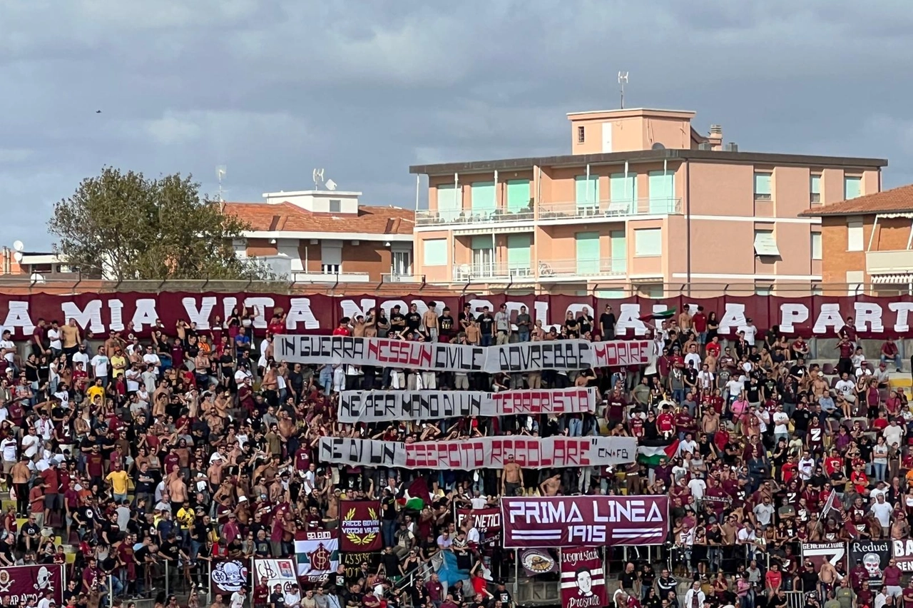 Striscioni in Curva Nord