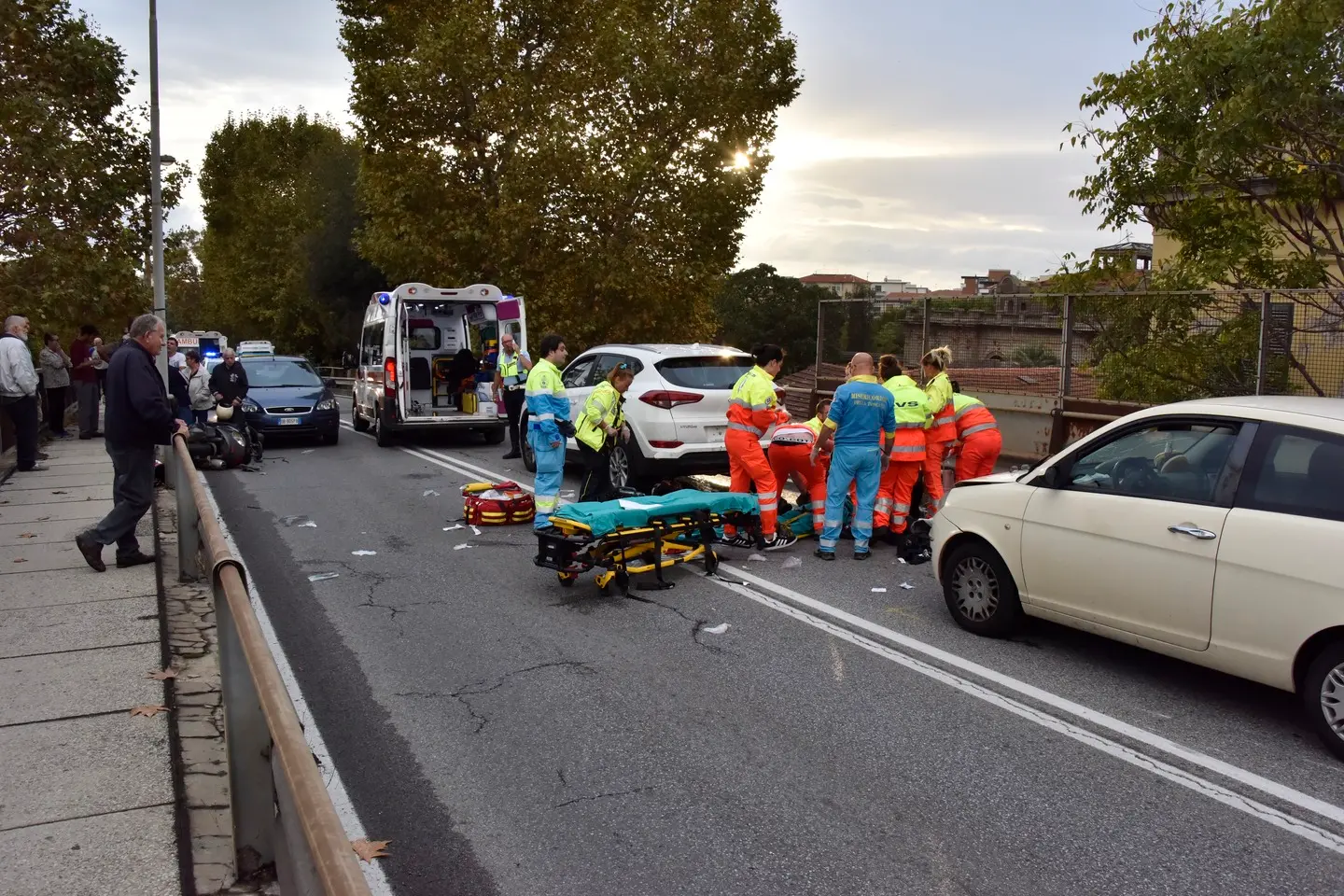 Livorno, muore in scooter nell'incidente sul cavalcavia della stazione / FOTO