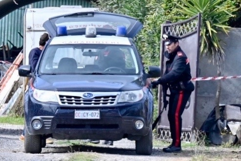 I carabinieri sul luogo dell'omicidio (Foto Novi)