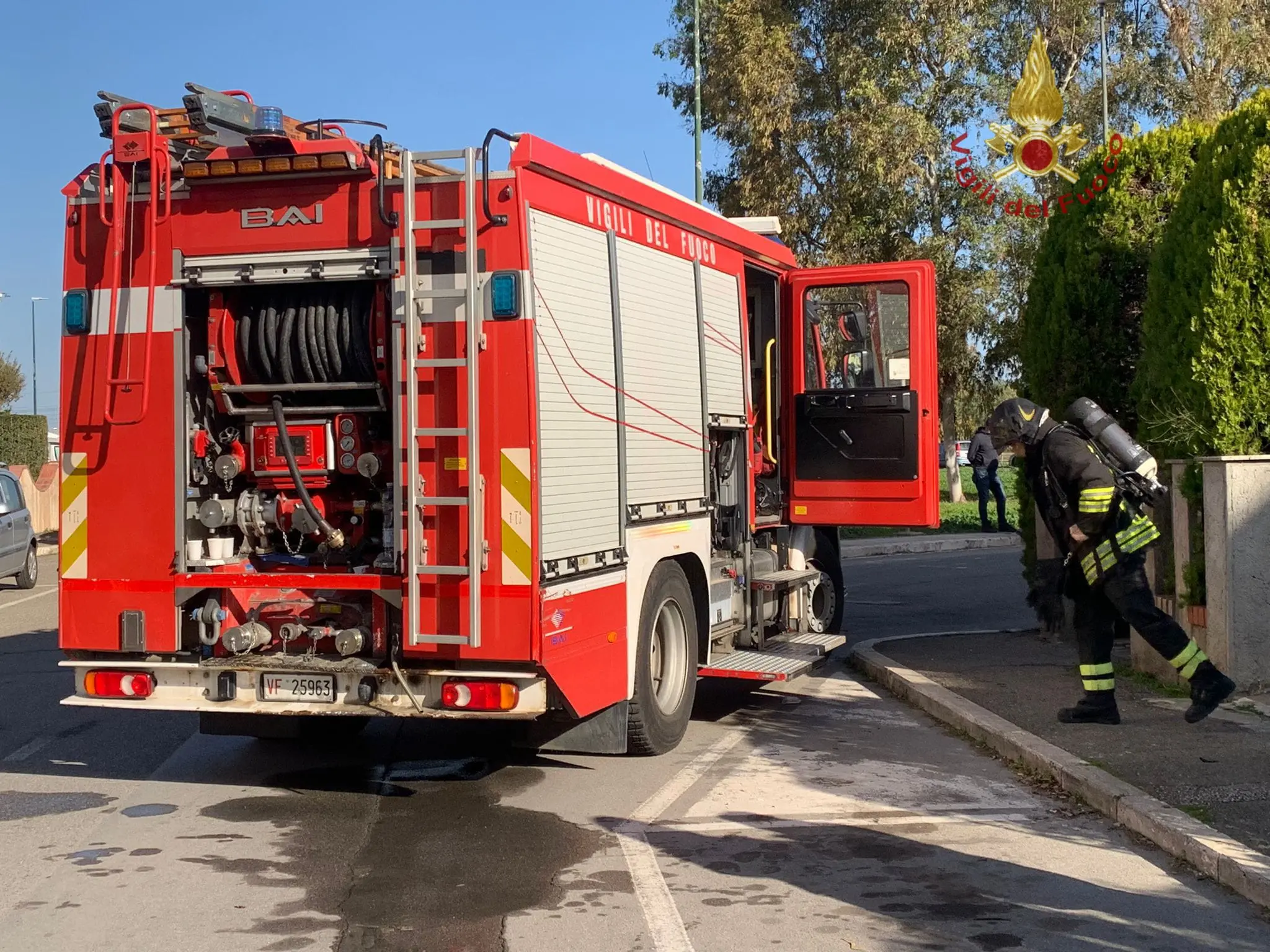 Incendio vicino ai binari, traffico rallentato tra Rosignano e Quercianella