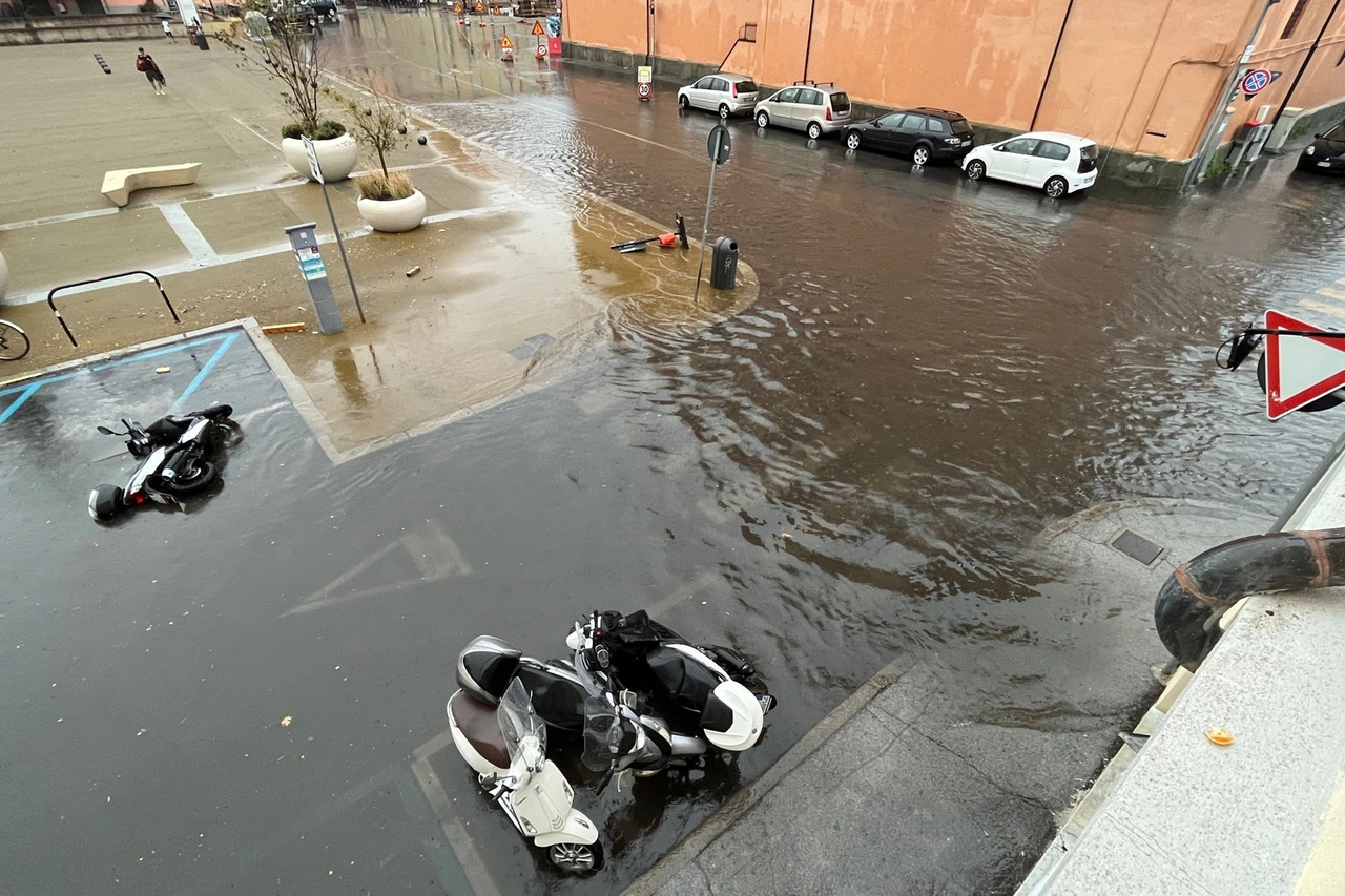 Piazza del Luogo Pio allagata (Foto Simone Bacci)