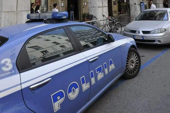 Poliziotti riconoscono il latitante, seguito e arrestato