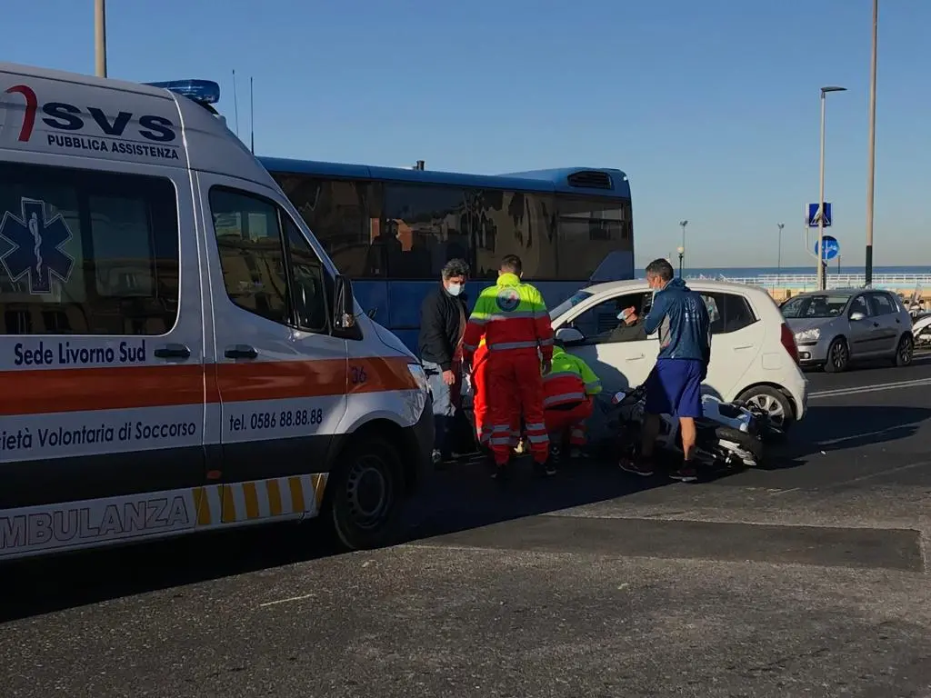 Incidente nel viale Italia, ferita una ragazza. E riparte il dibattito sulla rotatoria