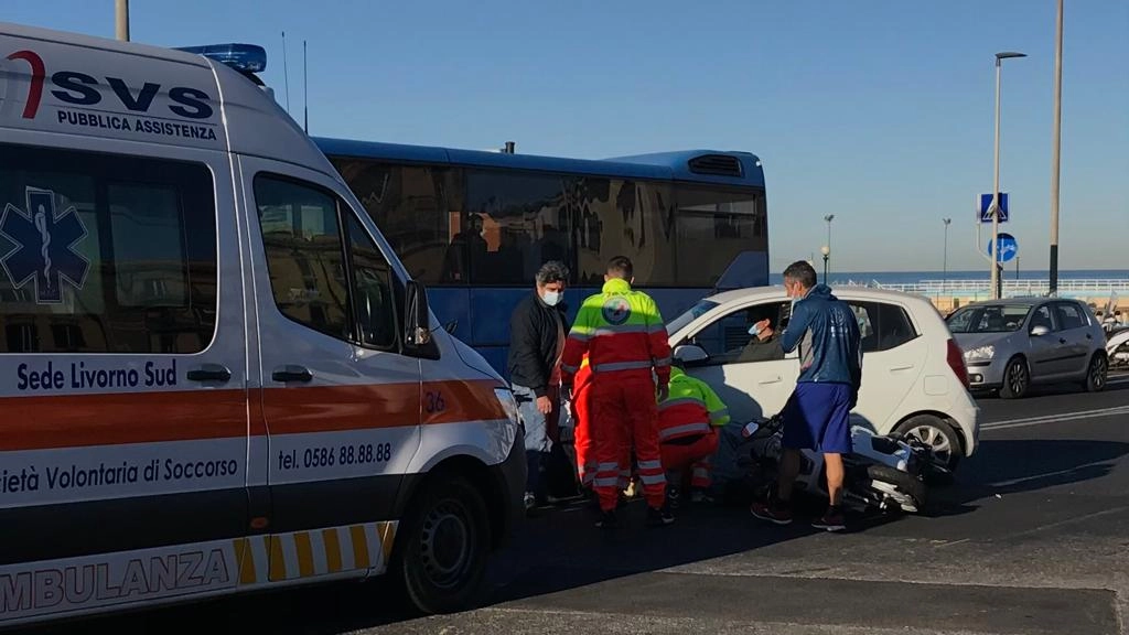 I soccorsi dopo l'incidente (Foto Novi)