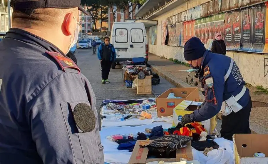 Borse contraffatte Retata dei vigili urbani