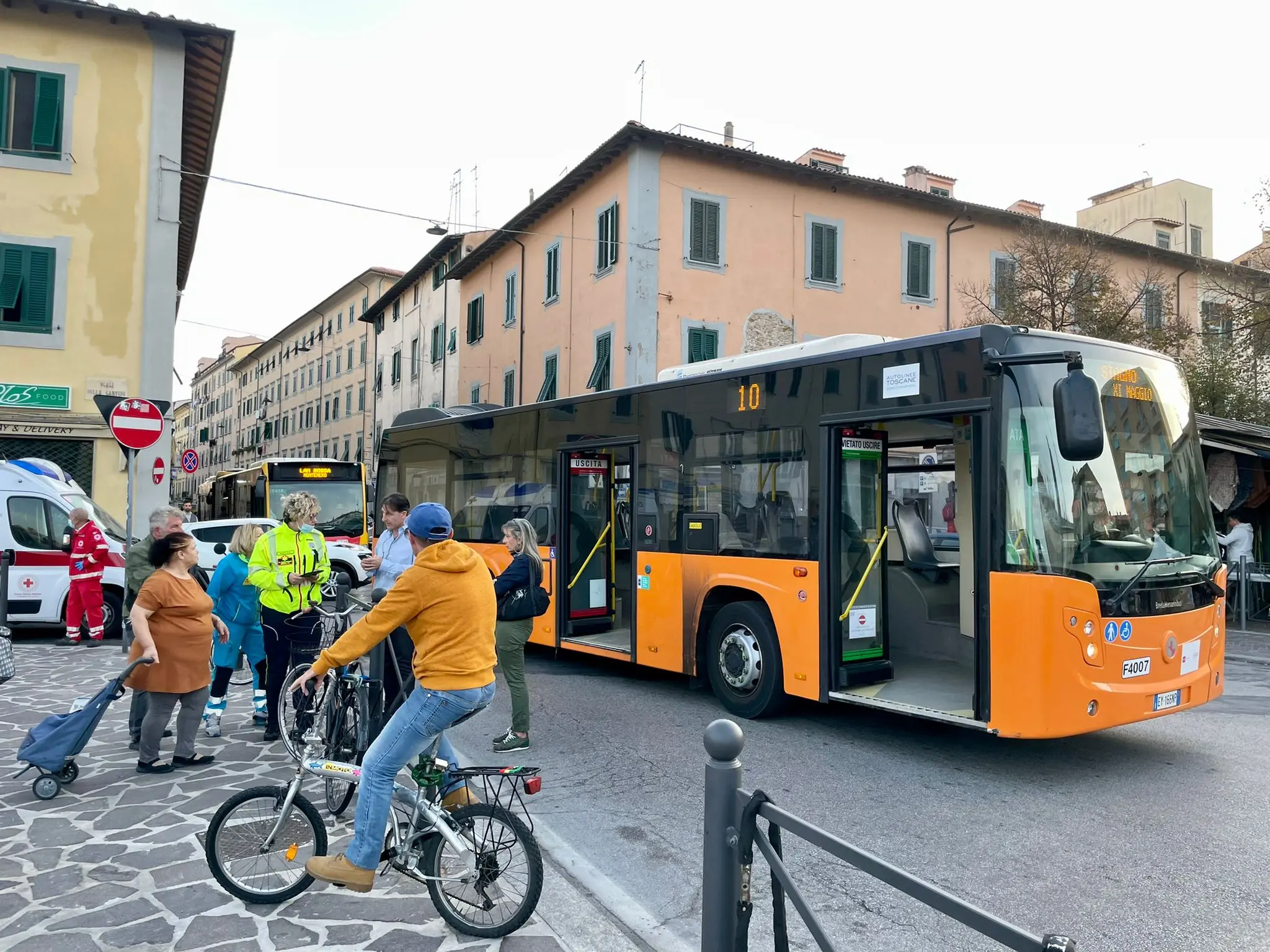 Pedone investito da un autobus in piazza Garibaldi. Traffico in tilt