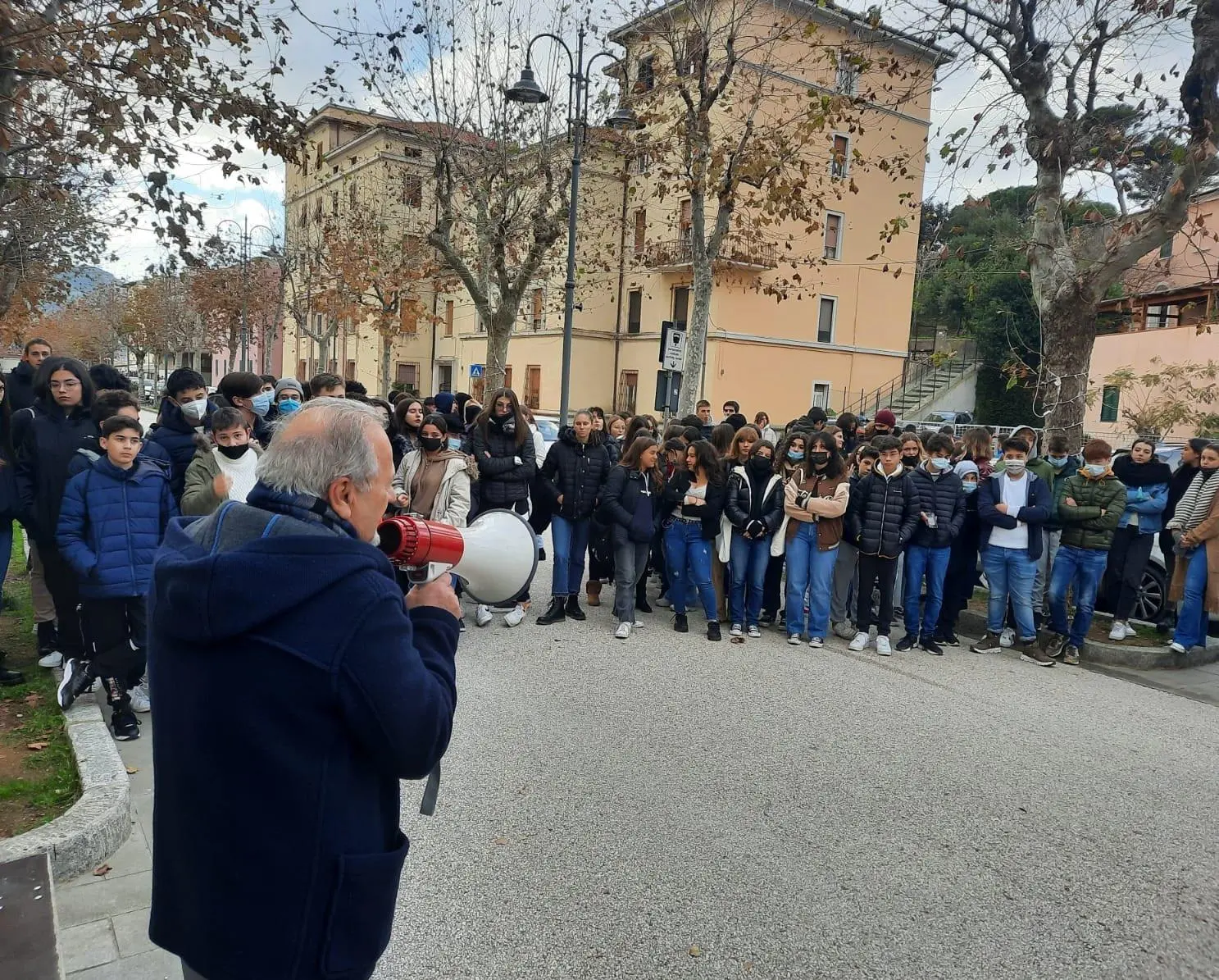 Duecento studenti in corteo fino a viale Manzoni "Accorpamenti, trasporti e sicurezza delle scuole"