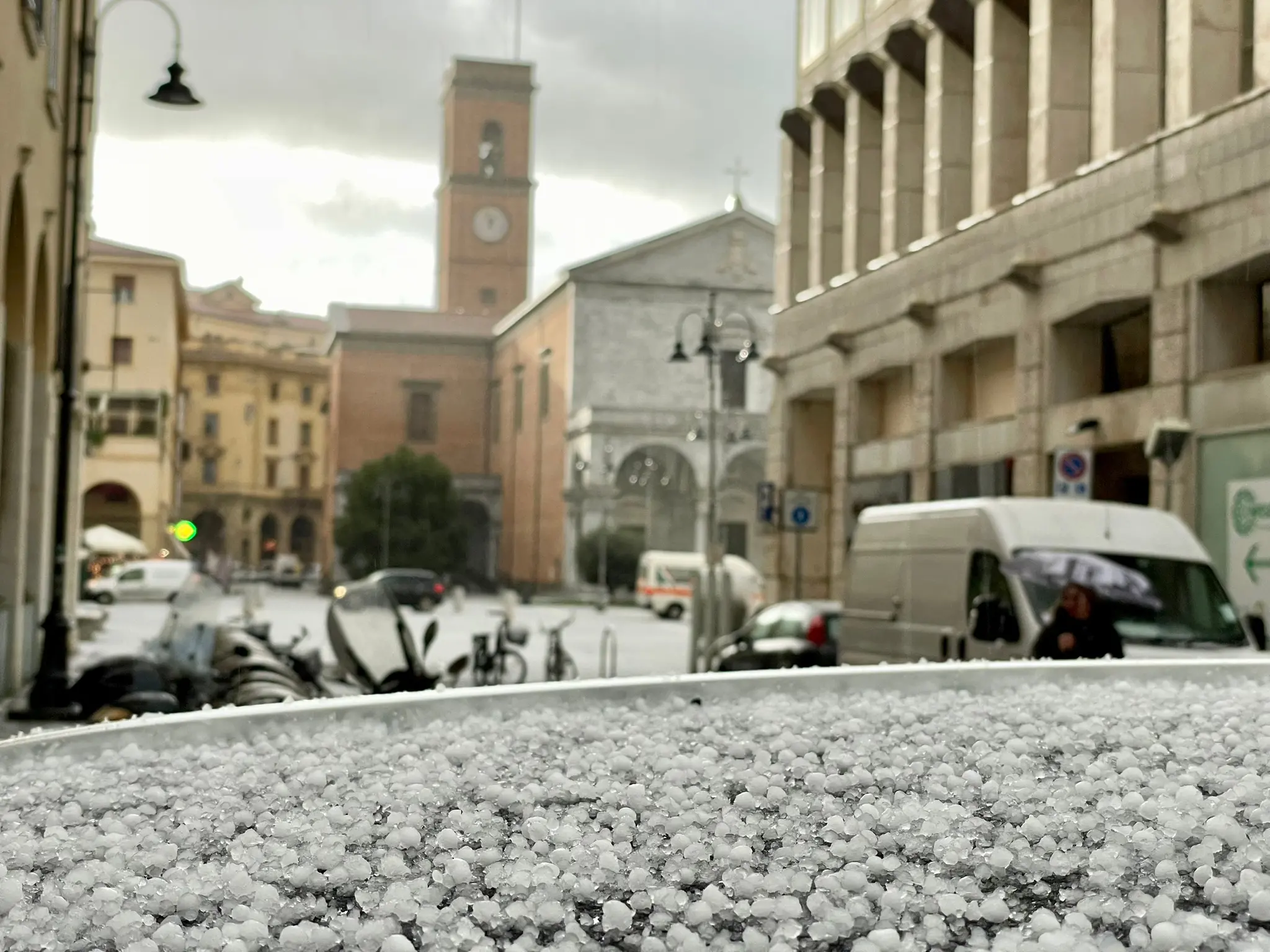 Meteo, grandinata su Livorno