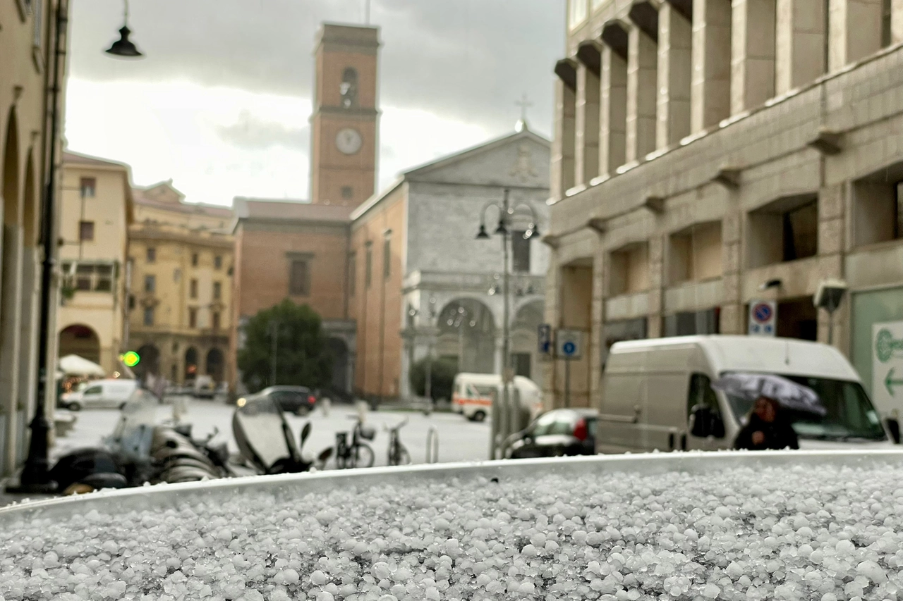 Grandine a Livorno (Foto Novi)