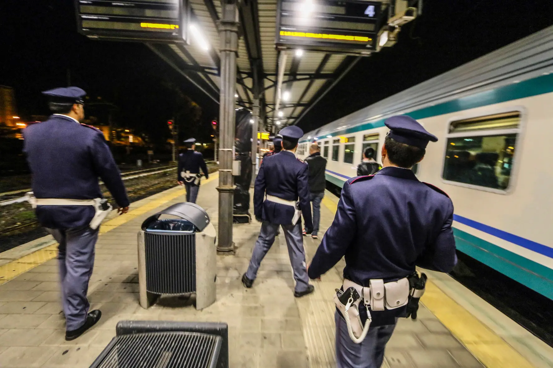 Colpisce violentemente con una bottiglia un ragazzo sul treno Pisa-Livorno