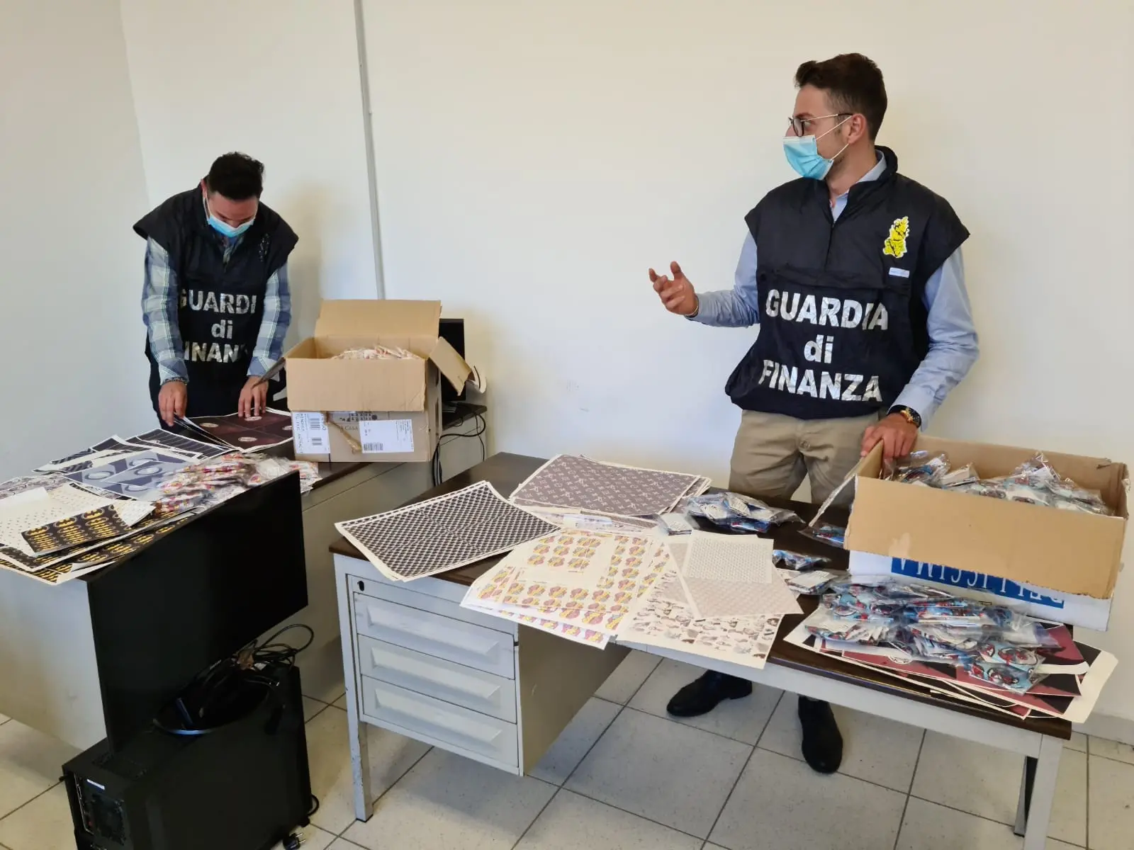 Mascherine anti Covid griffate ma con marchi contraffatti, sequestro della Finanza