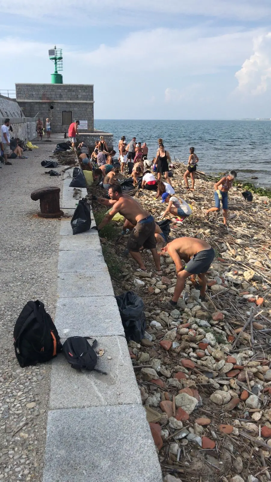 Livorno, quaranta sacchi di rifiuti raccolti al Molo Novo