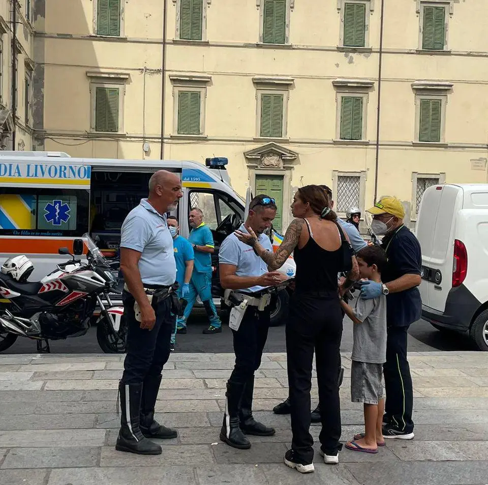 Livorno, ragazza in scooter travolge due bimbi e scappa