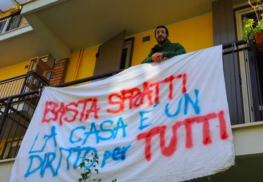 Tour delle abitazioni sfitte vicine a piazza Grande. Unione Inquilini, la protesta