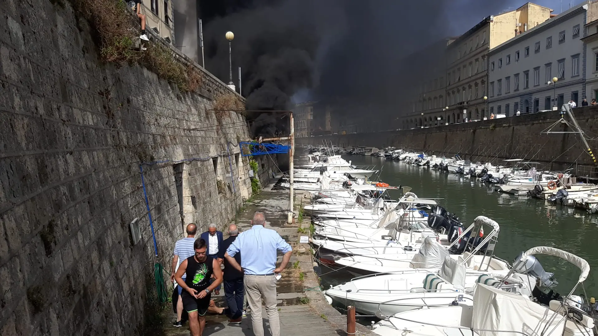 Esplosione e incendio nell'officina nautica, ferito il titolare