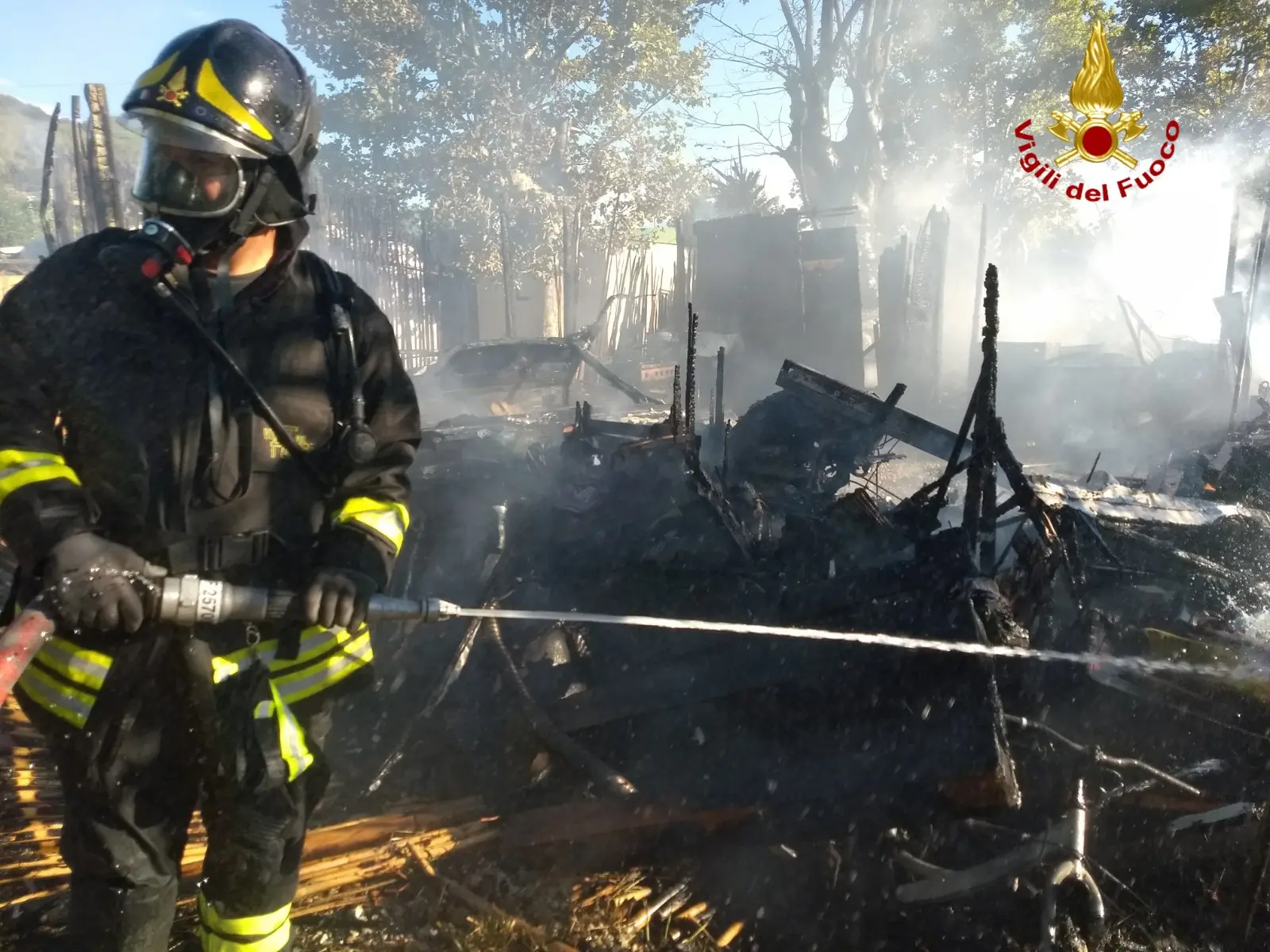 Incendio all'Elba, distrutte quattro roulotte