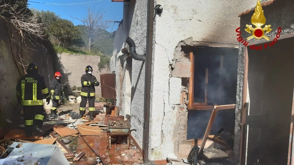 La casa gravemente danneggiata