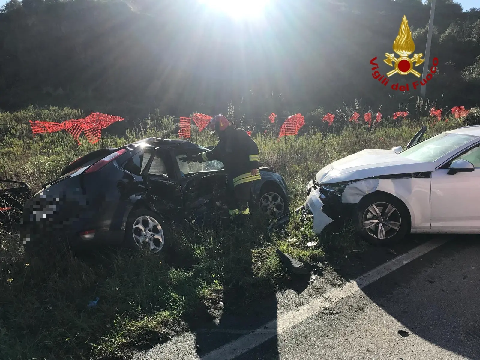 Scontro fra tre auto, una persona incastrata tra le lamiere