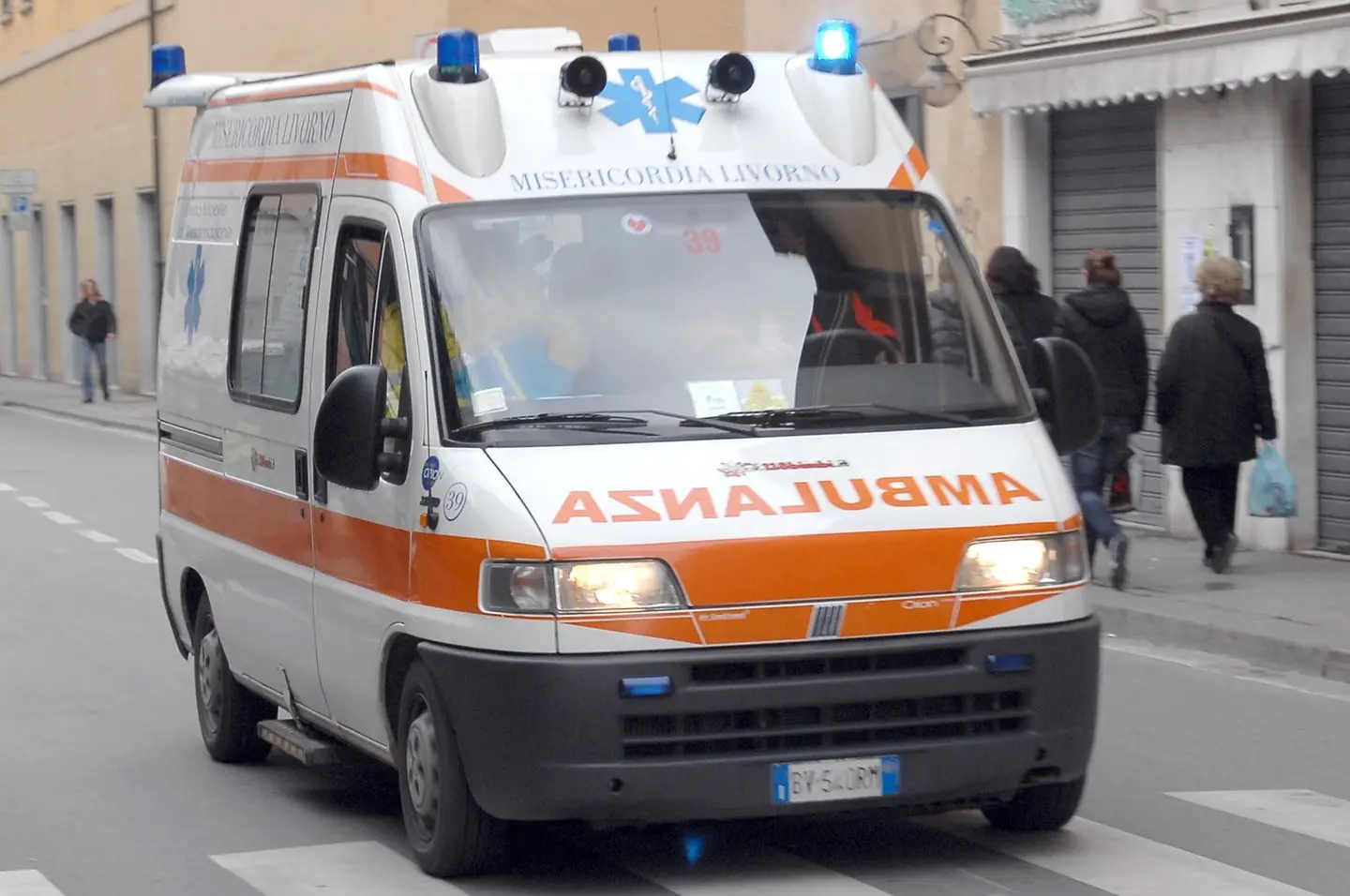 Livorno, 80enne investito sulle strisce: muore poco dopo in ospedale