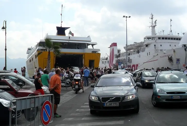 Traghetti, corse ridotte: ecco i nuovi orari