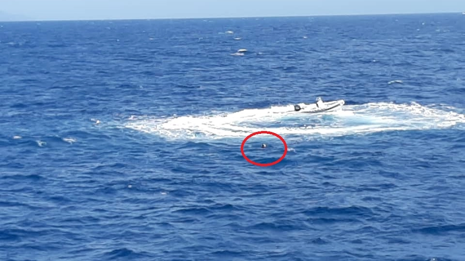 Il gommone fuori controllo e, nel cerchio rosso, l'uomo (Foto Luigi Coppola)