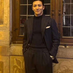 Pitti, c’è la star sudcoreana Ji Chang-Wook: ressa fuori da Palazzo Corsini