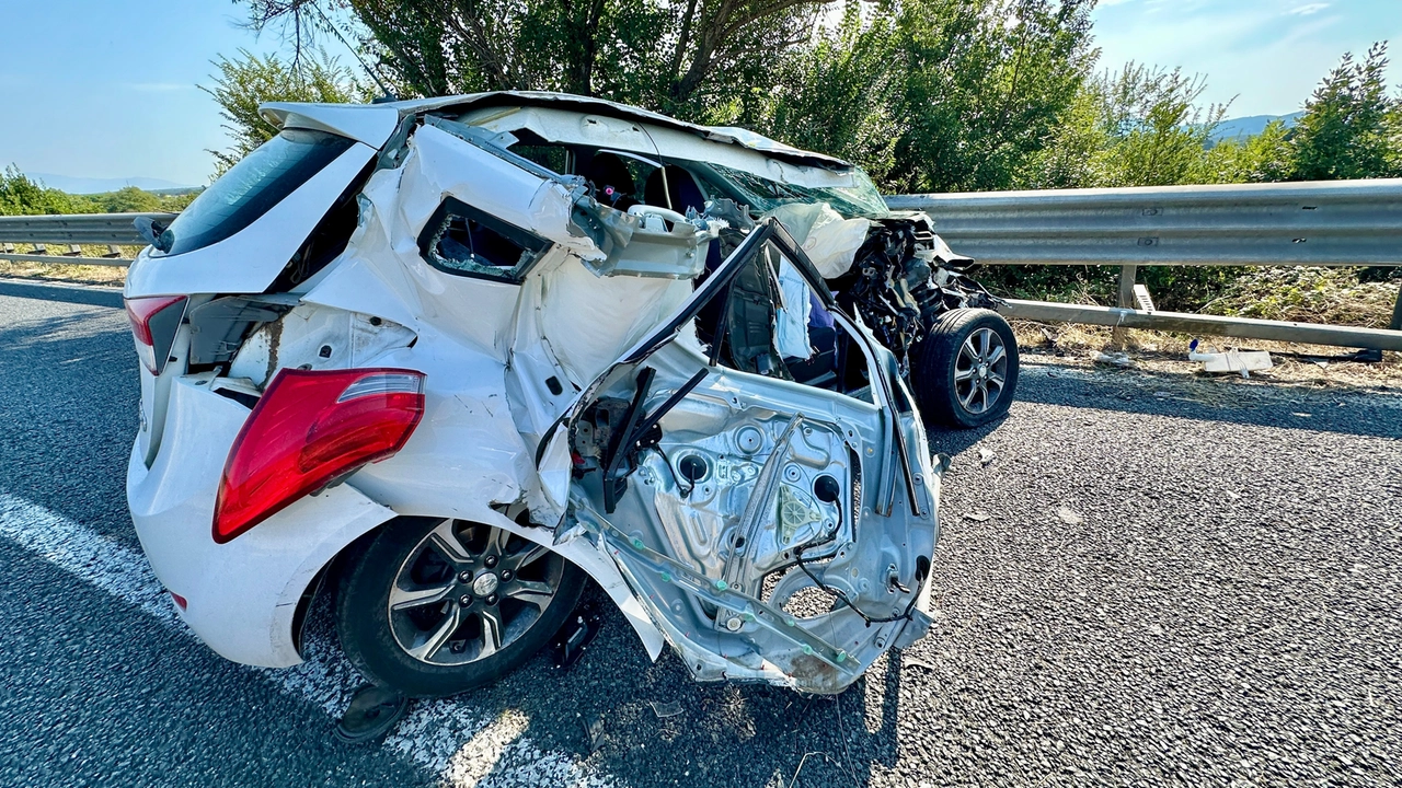 L'auto distrutta dopo l'incidente (Foto Novi)