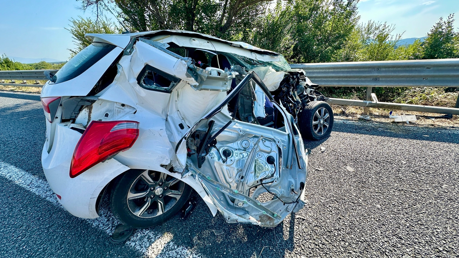 L'auto distrutta dopo l'incidente (Foto Novi)