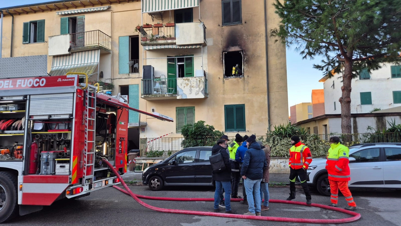 Incendio in un appartamento a Livorno. Grave un uomo di 65 anni