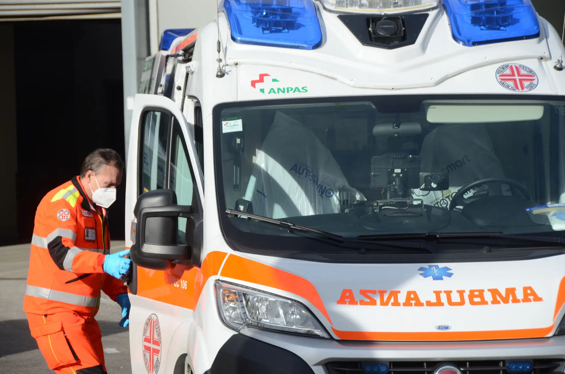 Tamponamento tra due auto, motociclista finisce fuori strada per evitarle