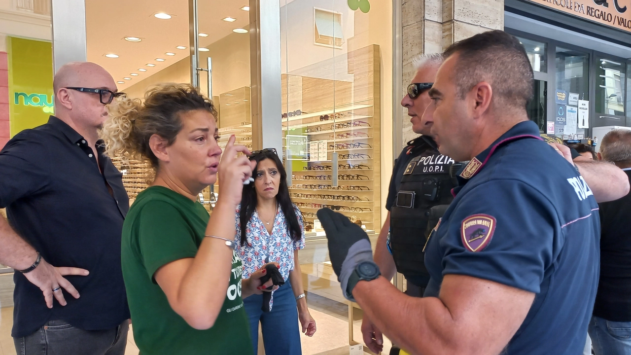 Polizia e carabinieri sono tornati in via Grande dove era stata segnalata di nuovo la presenza del 40enne pericoloso