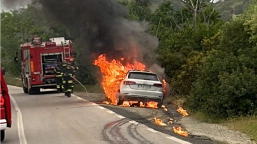 L'auto incendiata: è accaduto sulla provinciale che da Rio va a Porto Azzurro. Non ci sono feriti
