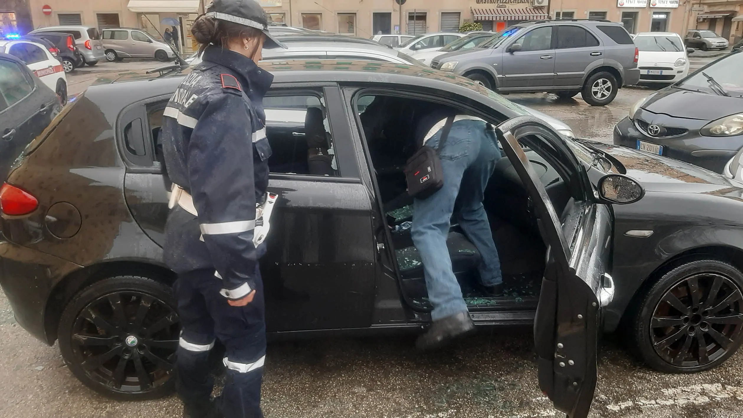 Livorno, maxi rissa in strada per un parcheggio: vetro dell’auto distrutto col cric