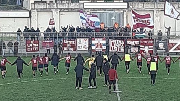 L'esultanza del Livorno insieme ai tifosi dopo la vittoria con il Trestina