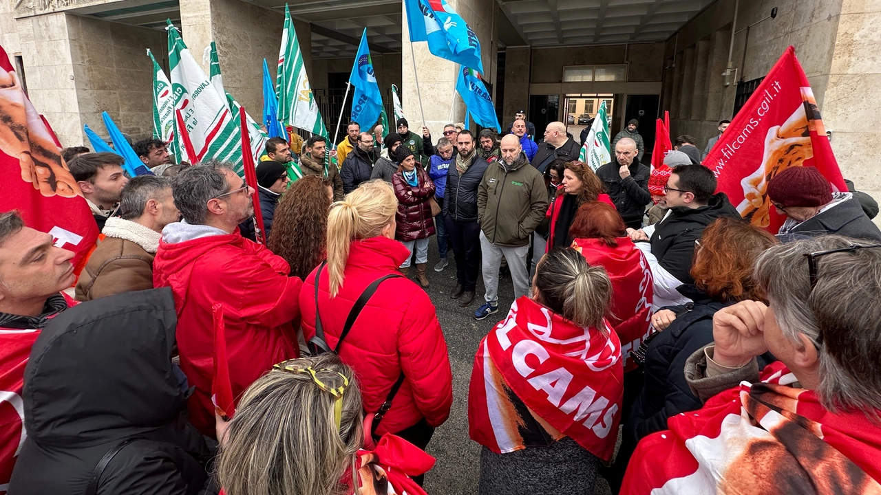 La protesta e in basso Luisella Brotini, segretario Filcams Cgil Toscana (Foto Novi)