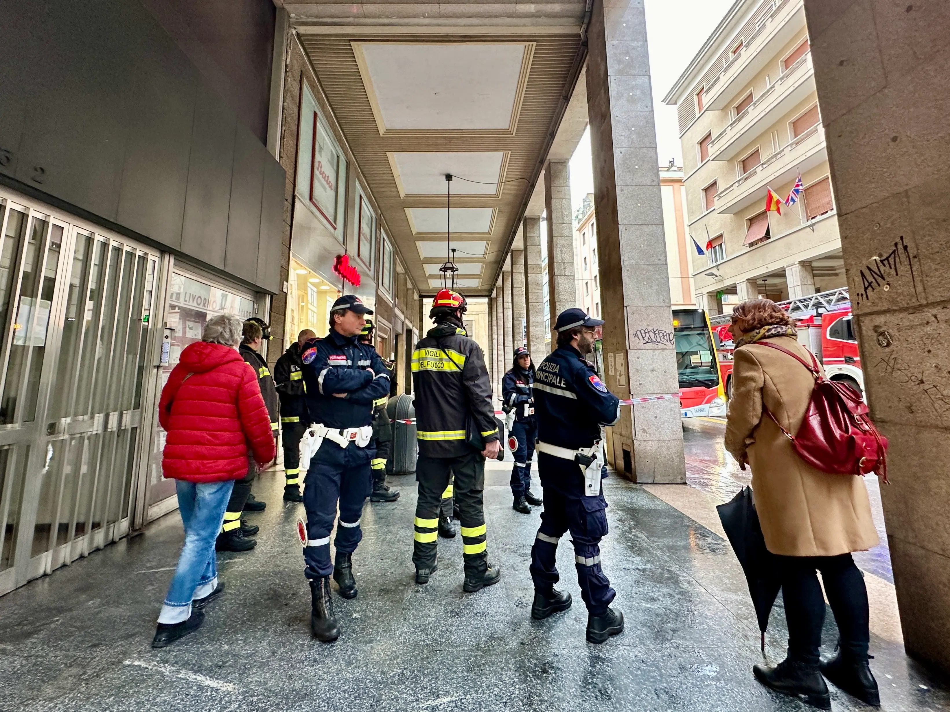 Livorno, scatta la chiusura momentanea di via Grande per caduta di intonaco