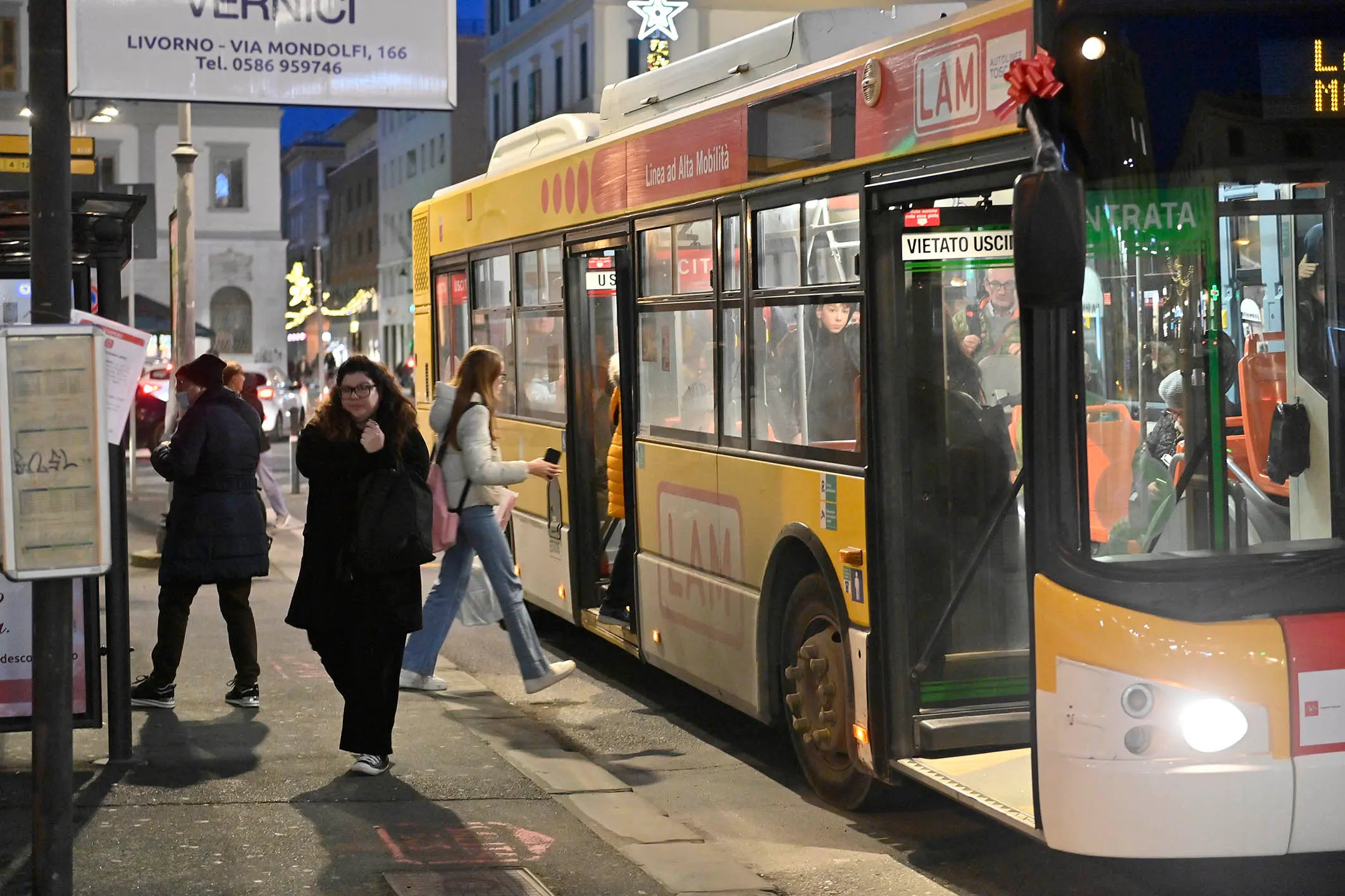 Bus bloccati al Cimitero dei Lupi. “Interruzione di pubblico servizio”