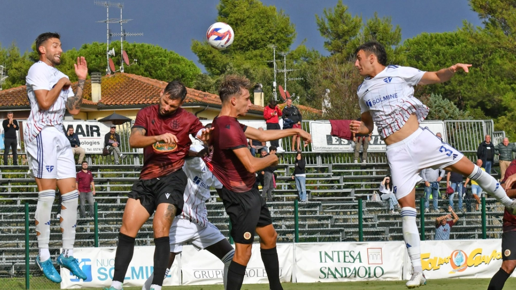 Follonica Gavorrano - Livorno: un momento della sfida (Foto Agostini)